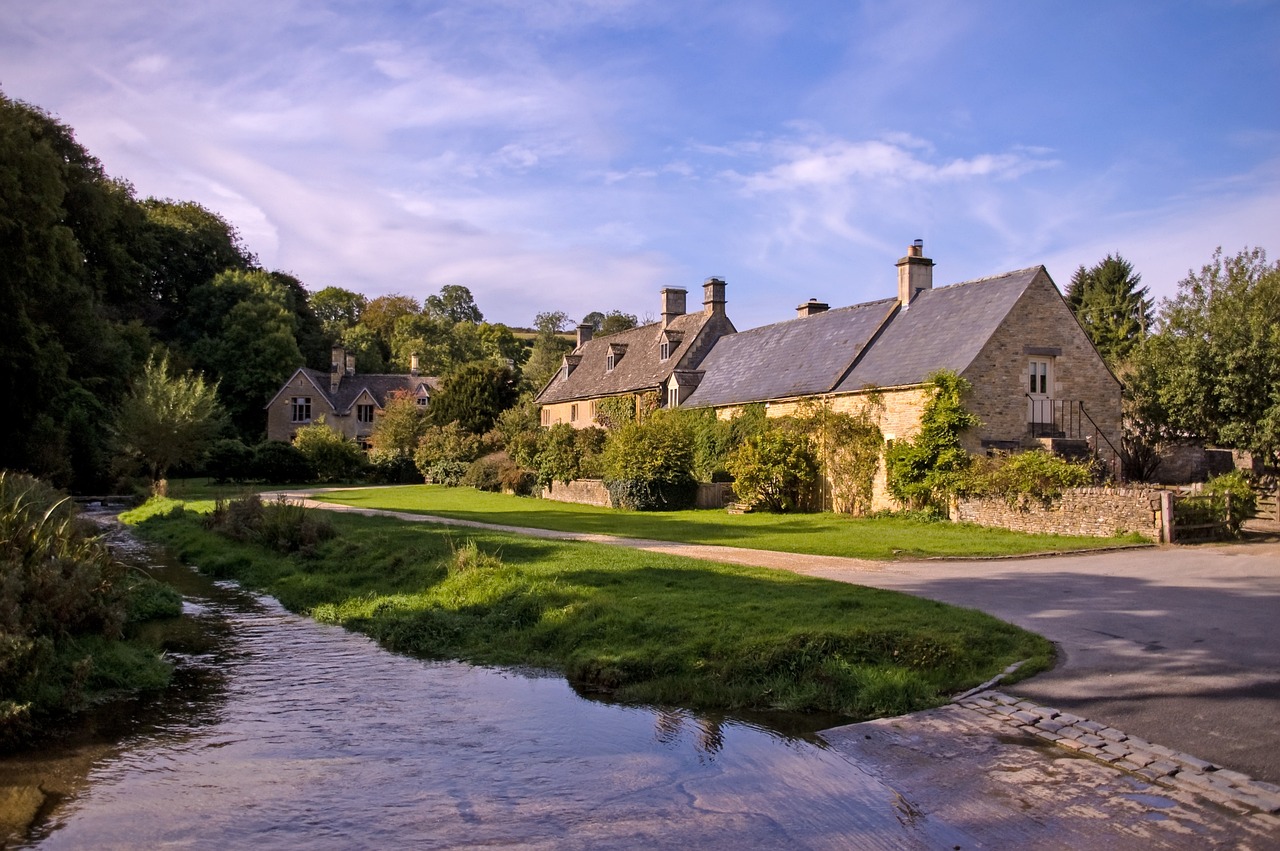 Cotswolds Delights: Ghost Tours, Heritage Walks, and Culinary Escapades